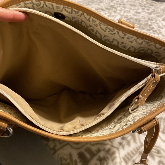 Giani Bernini Block Signature Tote, Color Ivory/Silver Like New - Picture 4 of 9